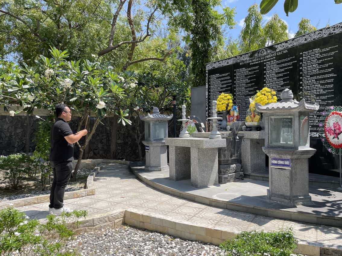 El Área Conmemorativa de los Soldados de Gac Ma está diseñada como un conjunto de obras culturales impregnadas del mar y las islas, para conmemorar a las generaciones de vietnamitas que lucharon heroicamente para proteger la soberanía del mar y las islas de la Patria.