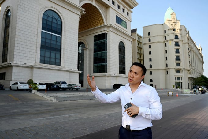 Thierry Tea, stellvertretender Vorsitzender der OCIC Group, am 1. März vor dem Elysee Mall-Gebäude in Koh Pich. Foto: AFP