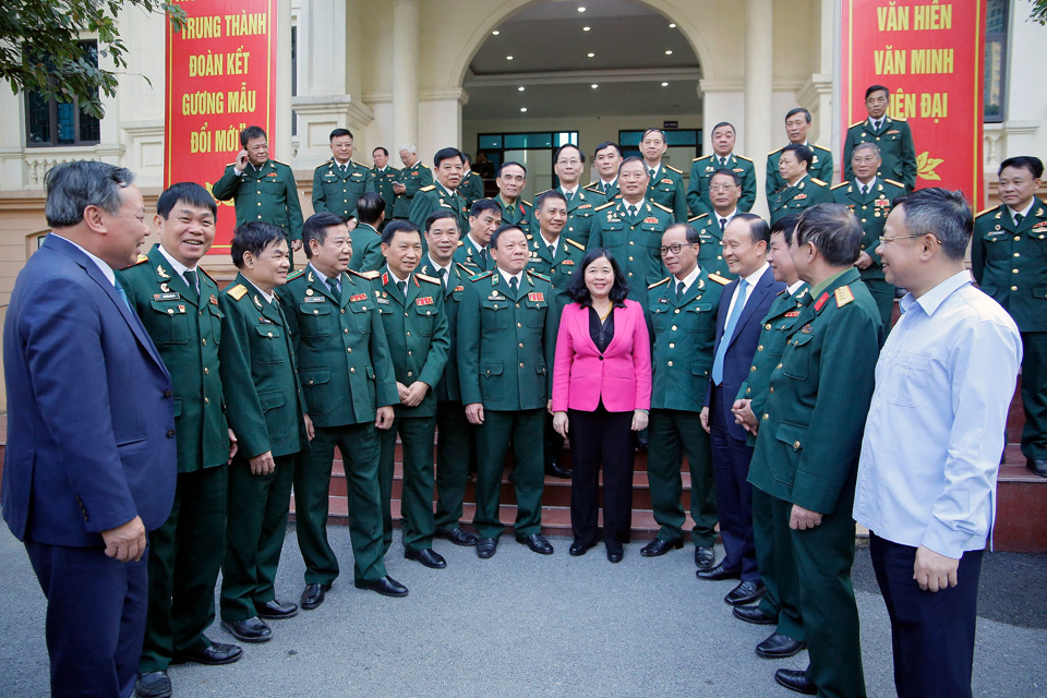 La secrétaire du comité du parti de la ville, Bui Thi Minh Hoai, et les dirigeants de la ville de Hanoi avec les membres de l'Association des vétérans de la ville.