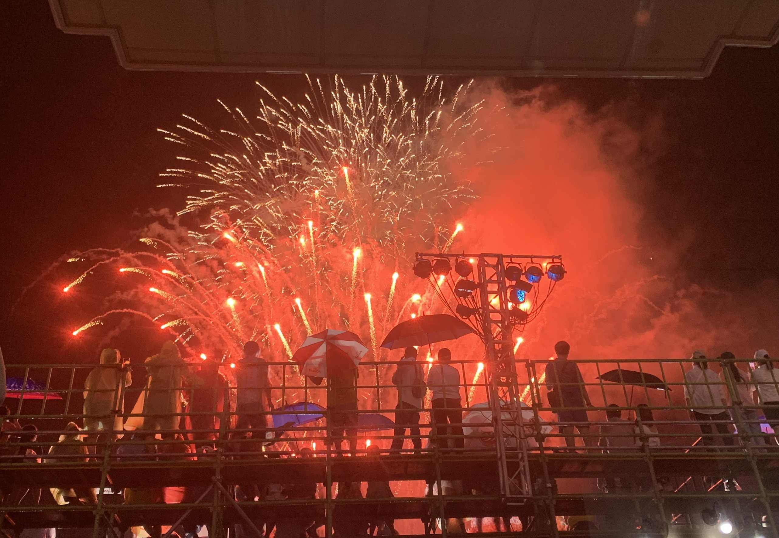 Veranstaltung – Menschenmassen und Touristen trotzten dem Regen, um die Abschlusszeremonie des Meeresfestivals zu verfolgen (Foto 13).