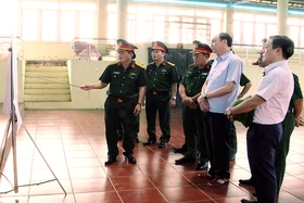 Provincial leaders visit and work at the Provincial Military Command