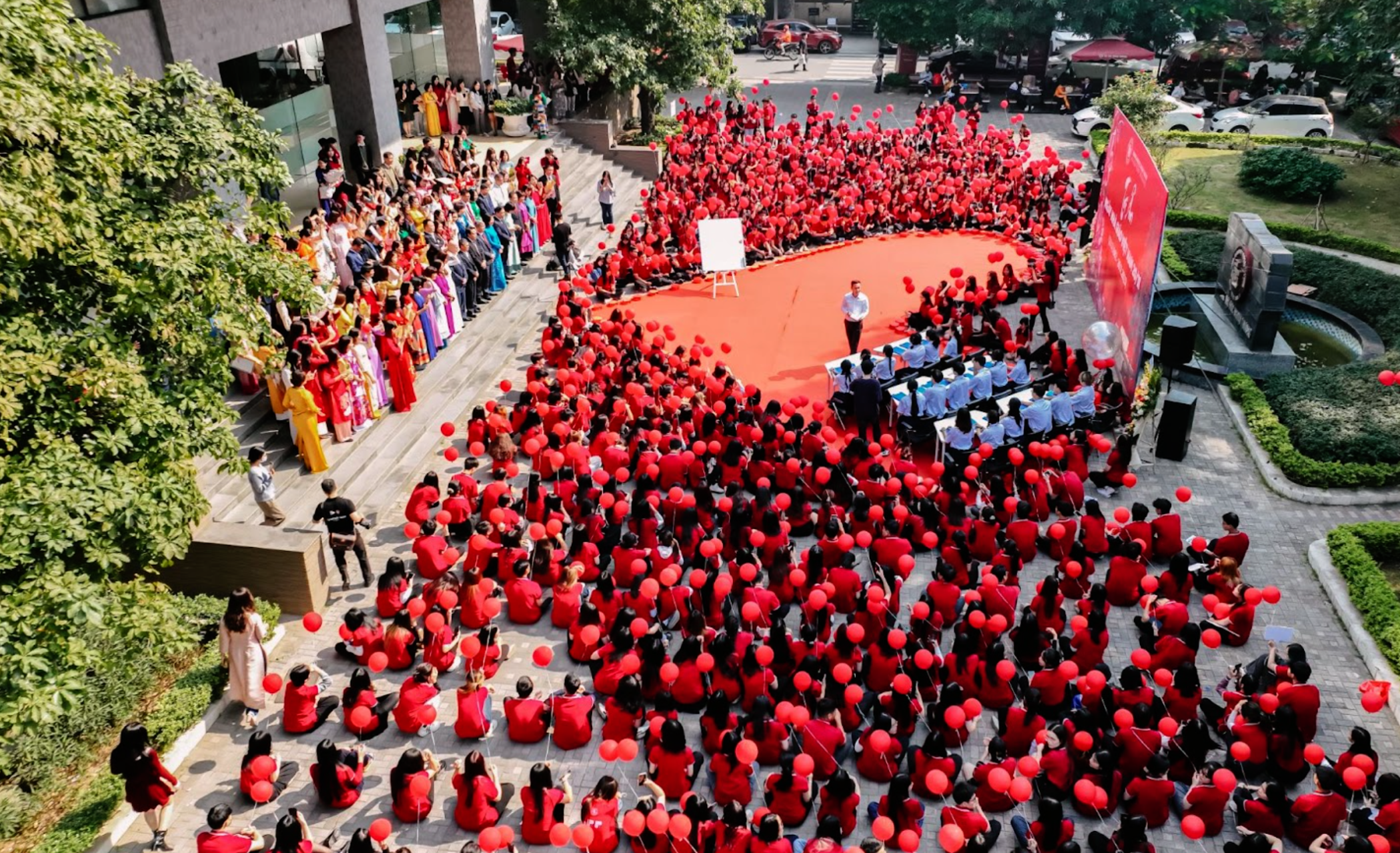 1.000 profesores y estudiantes forman un corazón y cantan juntos en el Día del Maestro de Vietnam - 3