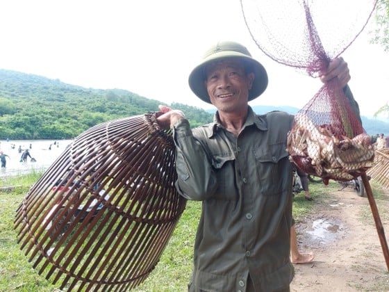 Hàng ngàn người dân nô nức lội Vực Rào bắt cá ảnh 6