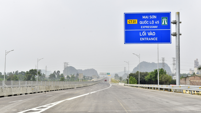 Mai Son Expressway – National Highway 45 hat 4 begrenzte Fahrspuren und keinen Standstreifen. Foto von : Le Hoang