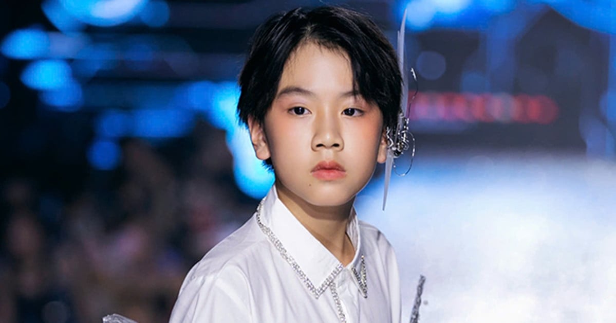 10-year-old child model is in high demand for fashion shows thanks to his handsome looks and catwalk skills