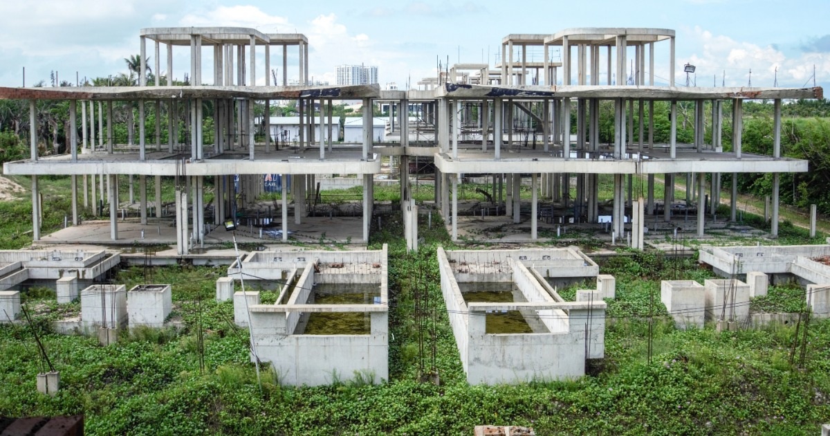 Sichtbarer Betonrahmen aus Eisen, überwuchertes Gras im Touristengebiet an der Küste von Da Nang