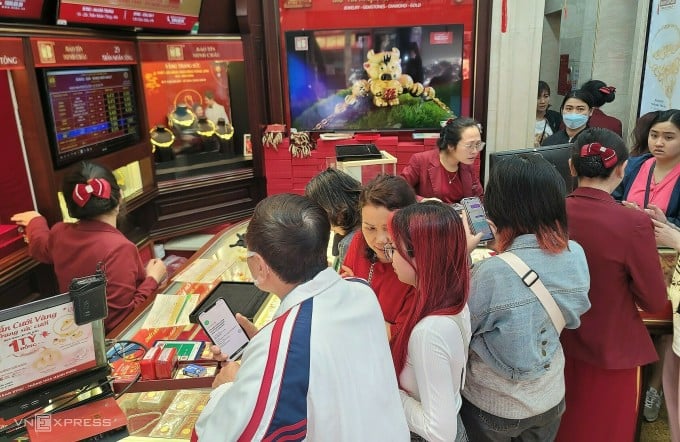 Gold shop on Tran Nhan Tong street was packed with customers at noon on February 18 (9th day of Lunar calendar). Photo: Anh Tu