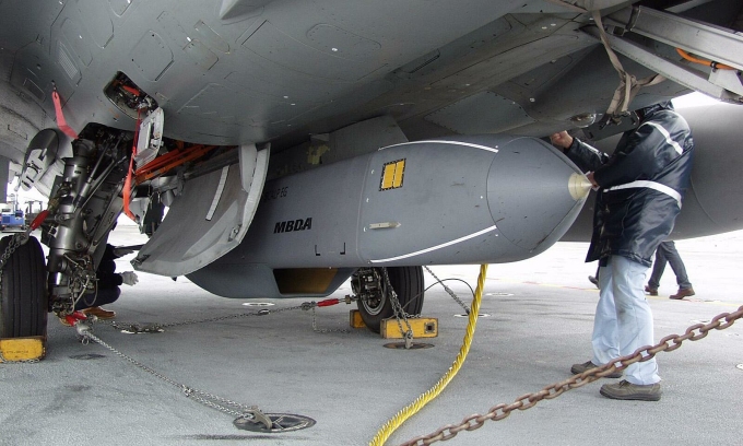 Marschflugkörper Storm Shadow/SCALP EG hängt unter dem Bauch eines französischen Kampfflugzeugs. Foto: MBDA