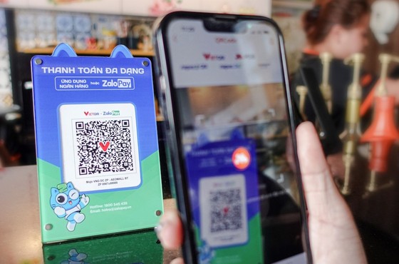 Kunden können flexibel Bankanwendungen oder das ZaloPay e-Wallet verwenden, um den vielseitigen ZaloPay-QR-Code zu scannen und Zahlungen zu tätigen.