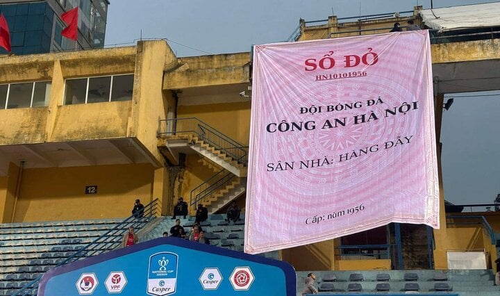 Im Hang Day Stadium tauchten Plakate mit anstößigen Inhalten auf.