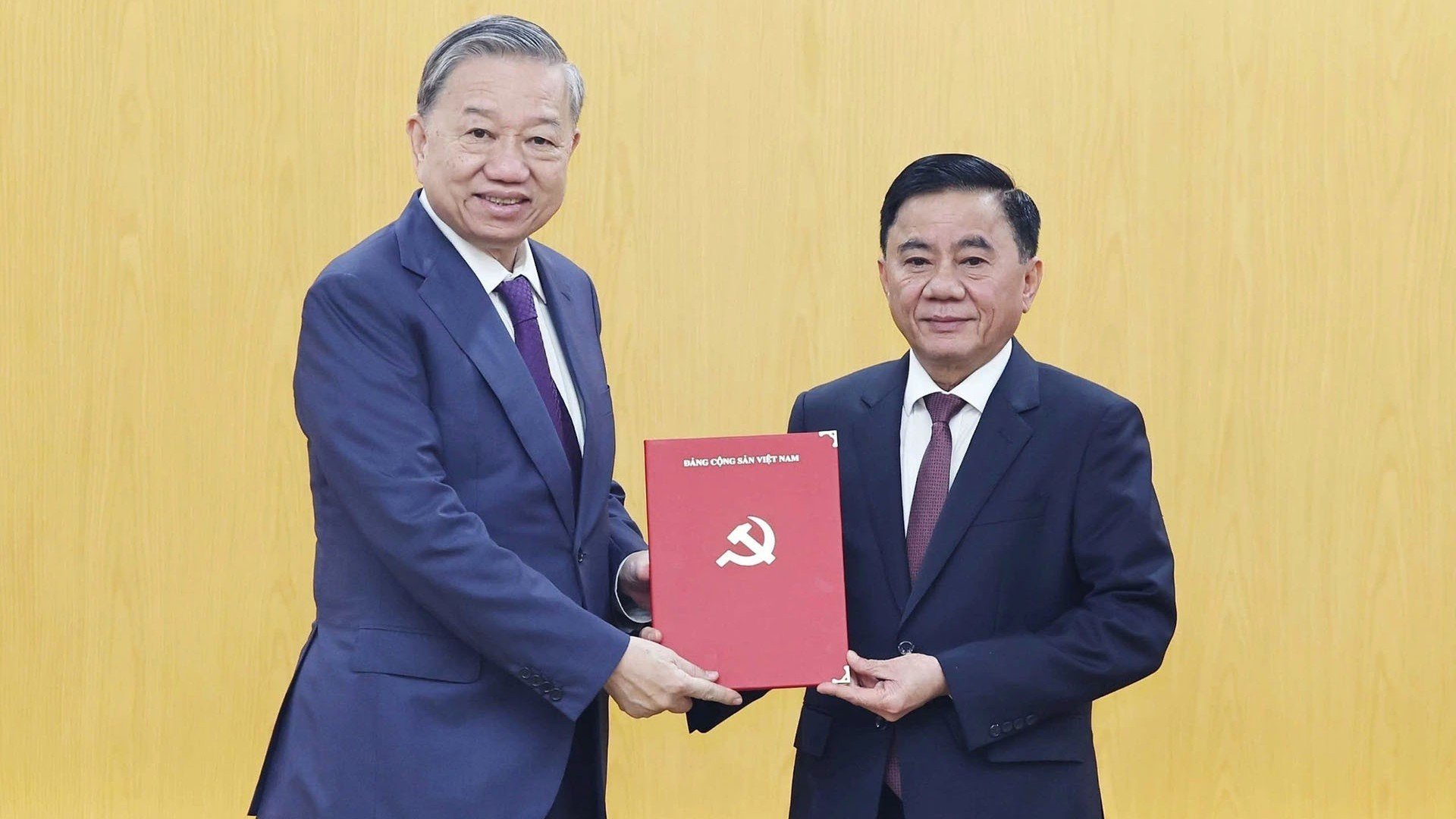 General Secretary To Lam presents the Decision assigning comrade Tran Cam Tu to hold the position of Standing member of the Secretariat.