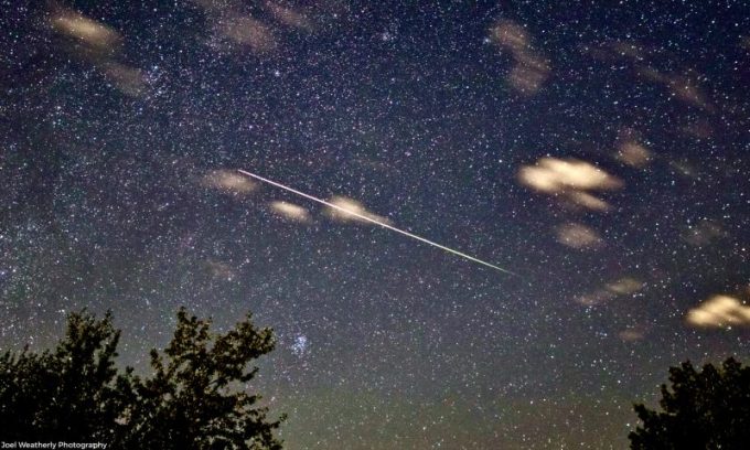 អាចម៍ផ្កាយ Perseid ថតបាននៅ Alberta ប្រទេសកាណាដា កាលពីថ្ងៃទី១២ ខែសីហា ឆ្នាំ២០២១។ រូបថត៖ Joel Weatherly/EarthSky