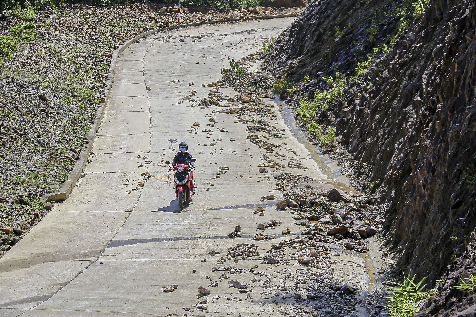 Landslides cause danger on Mui Trau Pass in Da Nang photo 1