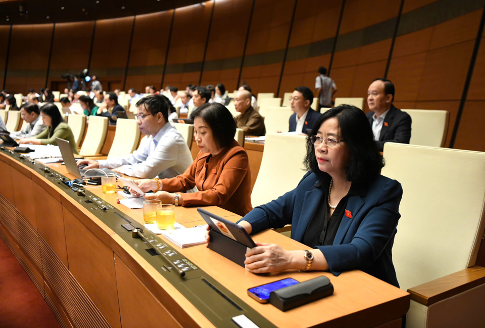 Les délégués de la délégation de l'Assemblée nationale de Hanoi ont assisté à la réunion le matin du 28 octobre - Photo : Nhu Y