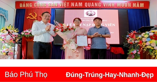 Chi bộ Trường THPT Đoan Hùng kết nạp Đảng viên mới là học sinh