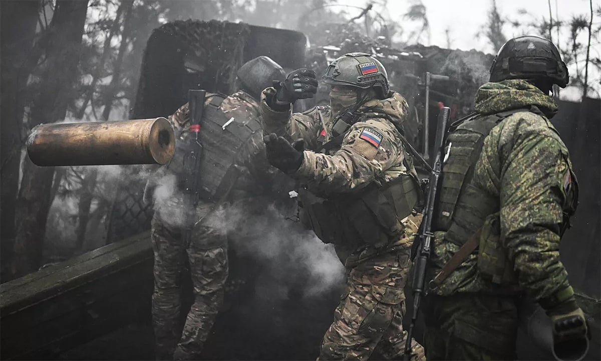 Des soldats russes se faufilent à travers des tuyaux pour attaquer l'arrière de la citadelle d'Avdeevka