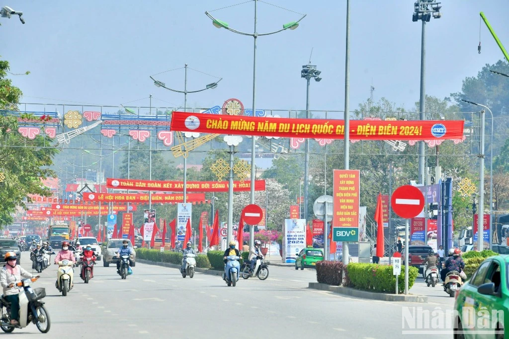 [Photo] Dien Bien Phu streets are bright with flags and flowers to welcome Dien Bien National Tourism Year 2024 photo 1