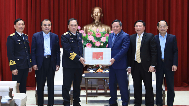 Standing Deputy Secretary of the City Party Committee Nguyen Van Phong received the Navy Delegation