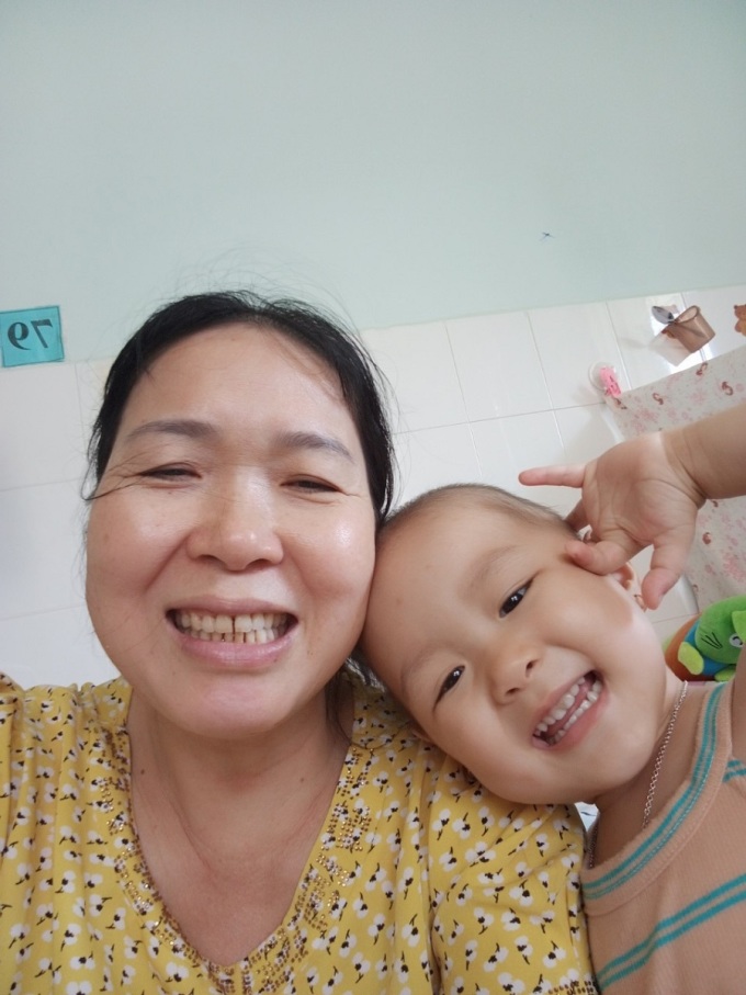 Mme Loi et sa fille Yen Vi ont été soignées à l'hôpital pour enfants 2, à Ho Chi Minh-Ville, en mars 2024. Photo fournie par le personnage