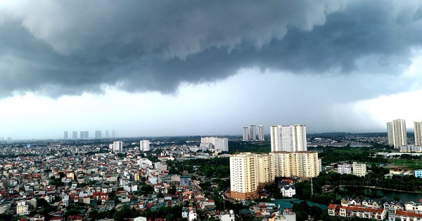 Un nuage convectif géant se déplace de Bac Ninh vers Hanoi, annonçant des orages dans de nombreux quartiers de la capitale.