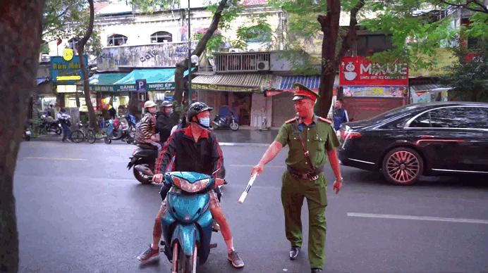 La policía de tránsito de Hanoi instaló puestos de control frente a las puertas de las escuelas para controlar a los padres y estudiantes que violan las leyes de tránsito.