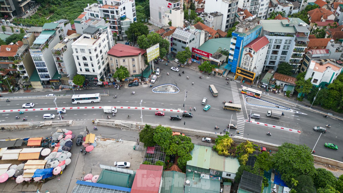 Đường Âu Cơ - Nhật Tân sau khi tổ chức lại giao thông, mật độ phương tiện hiện tại như thế nào? ảnh 17