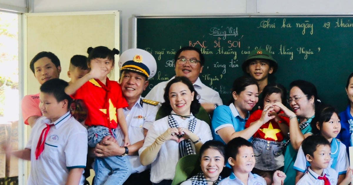 Eine Delegation aus Ho-Chi-Minh-Stadt besuchte die Insel Hon Chuoi (Provinz Ca Mau) und überreichte den Soldaten, Einwohnern und Kindern dort Geschenke.