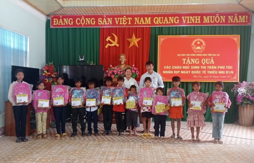 Los delegados del Consejo Popular Provincial entregaron 50 regalos a los niños del distrito de Krong Pa, foto 1