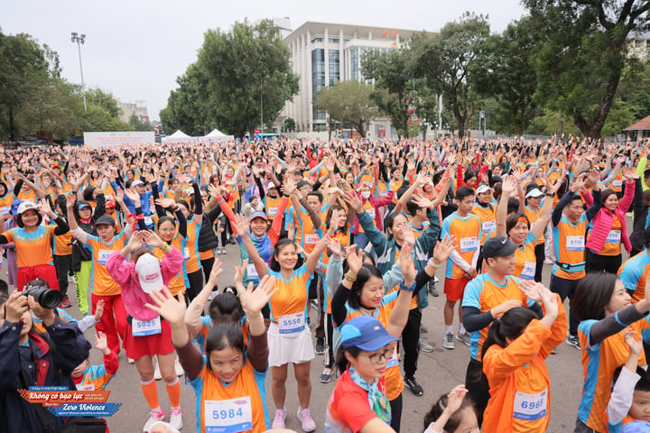 여성과 소녀에 대한 폭력 없는 베트남을 위하여라는 주제의 세 번째 경주가 12월 8일 아침 하노이에서 열렸습니다.