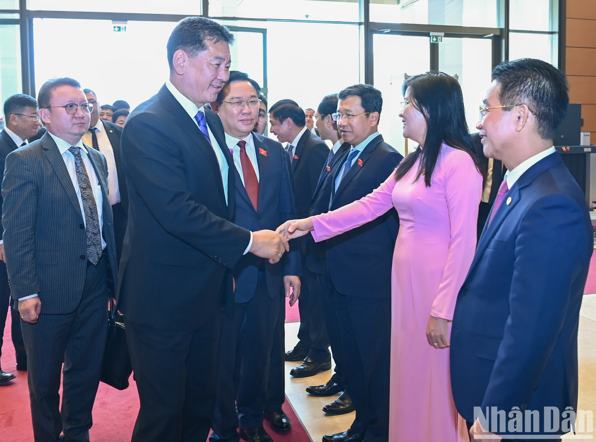 [Foto] El presidente de la Asamblea Nacional, Vuong Dinh Hue, se reúne con el presidente de Mongolia, Ukhnaagiin Khurelsukh. Foto 2