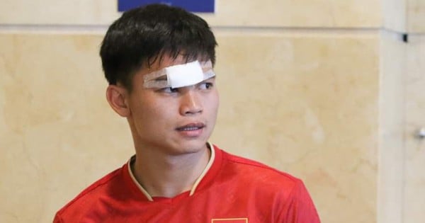 Fuerte colisión con jugador chino, defensor de selección de Vietnam tuvo que ir al hospital