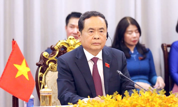 National Assembly Chairman Tran Thanh Man speaks at a meeting with Cambodian National Assembly Chairman Samdech Khuon Sudary. Photo: Doan Tan – VNA