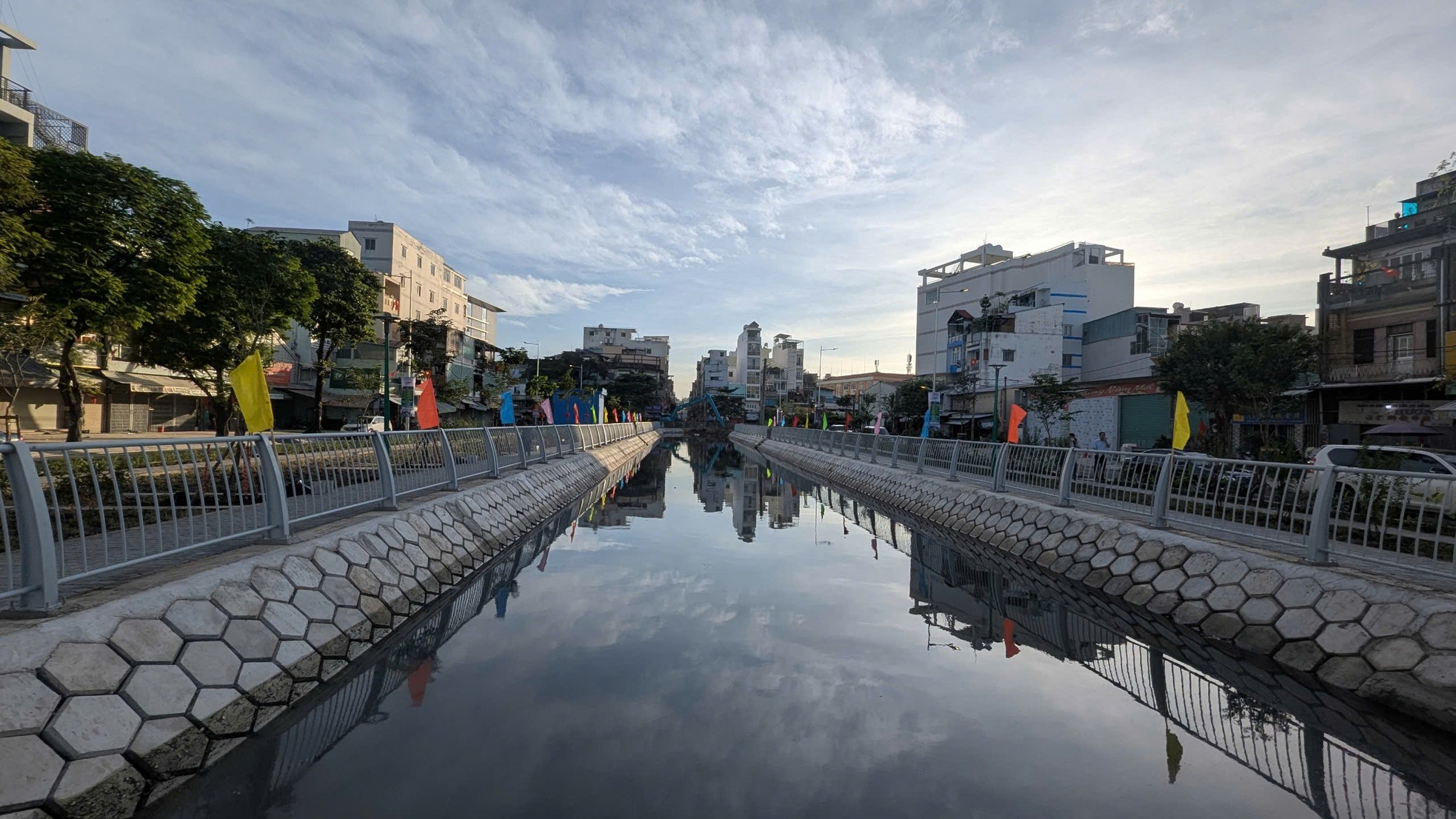 La gente está contenta porque el canal más contaminado de Ho Chi Minh se ha 'transformado' foto 7