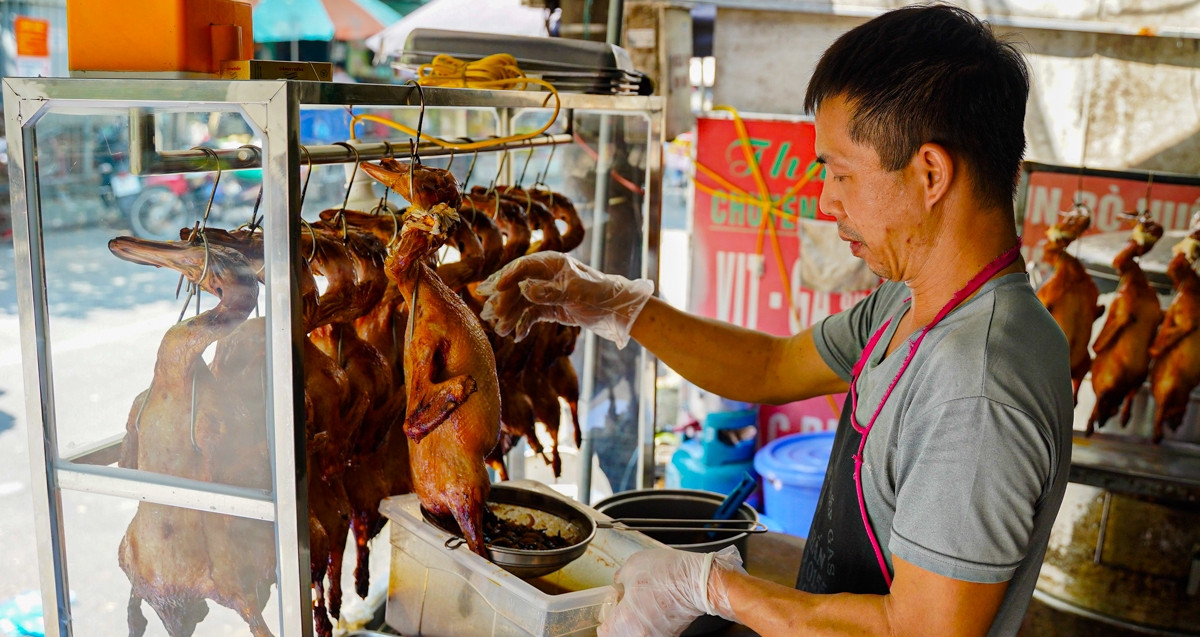 ម្ចាស់ភោជនីយដ្ឋានហាណូយ ងូតទឹកទាជាង 20 មុខ លក់ទា 70 ក្បាល/ថ្ងៃ