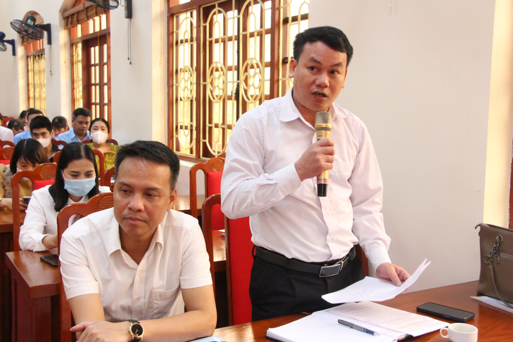 Leaders of the Standing Committee of Quang Yen Town Youth Union expressed their opinions regarding the conditions and benefits of workers participating in the Japanese labor export program.