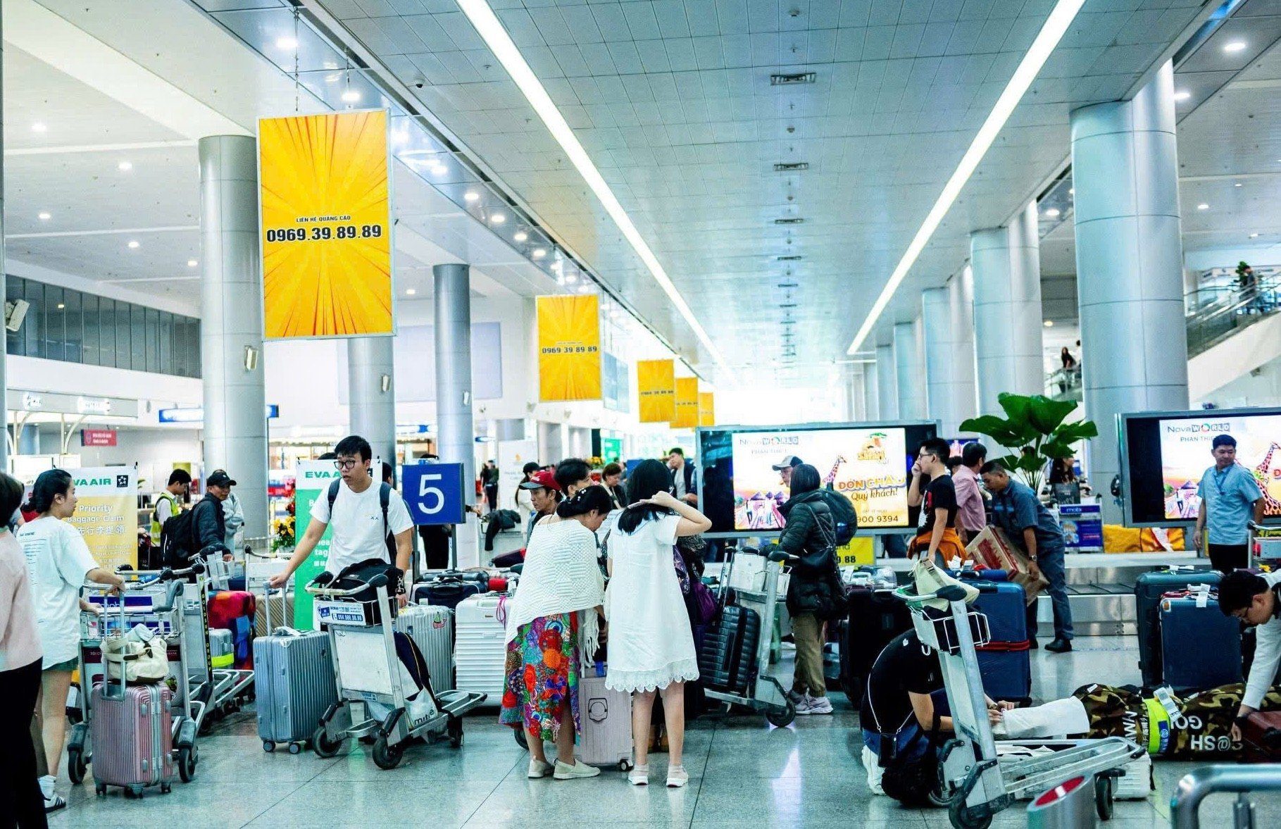 Scène inattendue pendant l'heure de pointe à l'aéroport de Tan Son Nhat le jour de l'An, photo 2