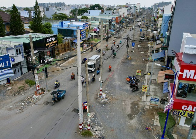 Proyecto de tráfico en Ciudad Ho Chi Minh retrasado debido a postes eléctricos “atascados”: ¿Qué dicen los representantes de la industria eléctrica? Foto 1