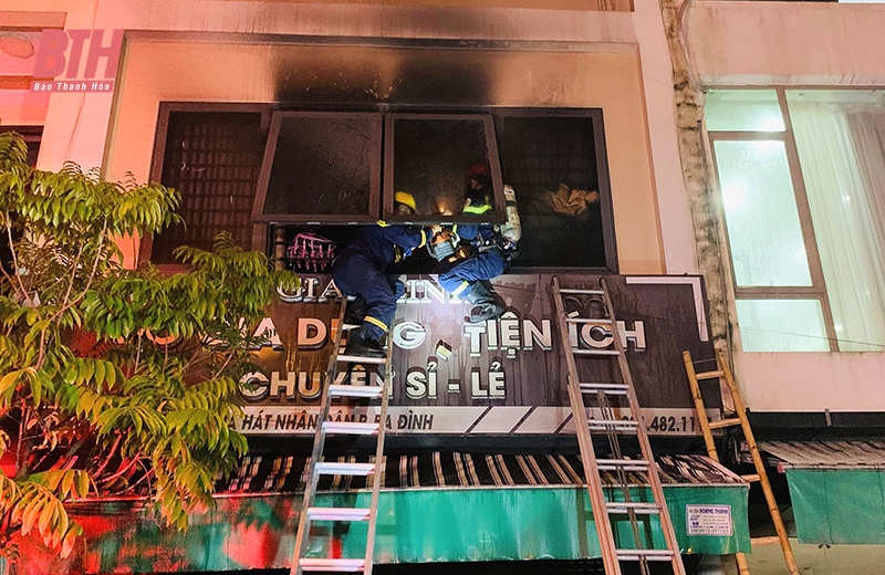 매우 심각한 화재로 2명이 사망했습니다.