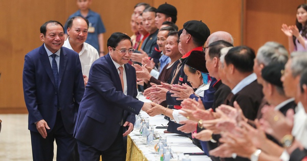 Prime Minister Pham Minh Chinh meets with village elders, village chiefs, artisans and prestigious people