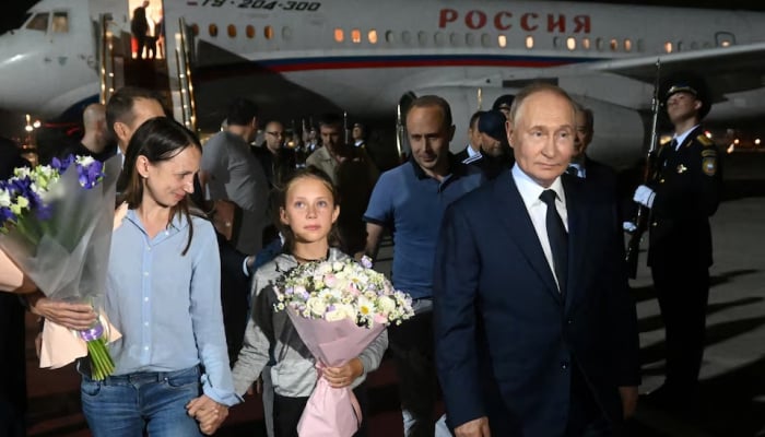 プーチン大統領はスパイや自分がロシア人だと知らない子供たちを歓迎する