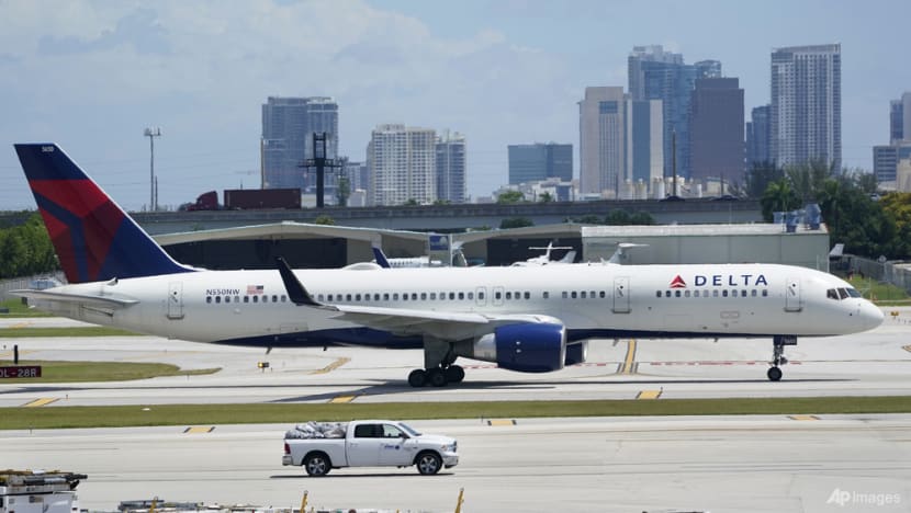 vua bi tam dung san xuat may bay boeing da lai gap su co mat banh hinh 2