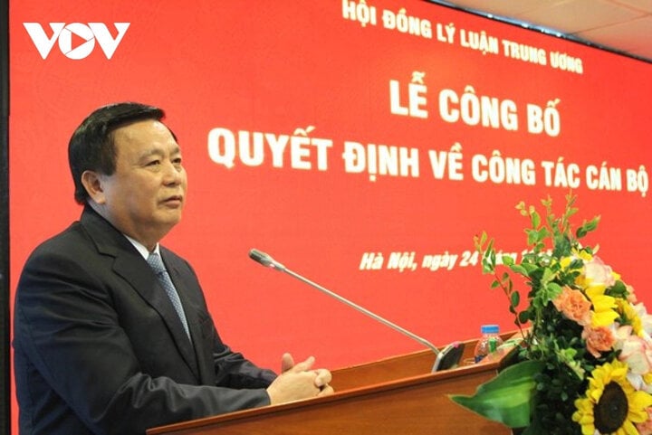 El director de la Academia Nacional de Política de Ho Chi Minh, Nguyen Xuan Thang, habla.