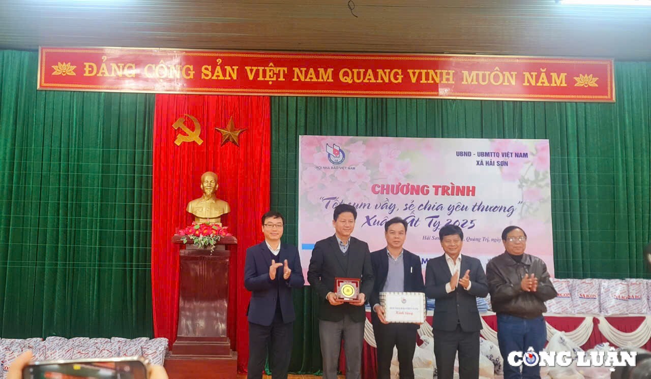 hoi nha bao viet nam noi vong tay nhan ai ho tro nguoi ngheo tinh quang tri hinh 9