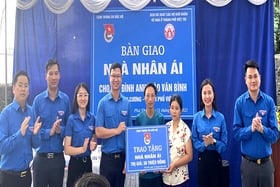 Bàn giao nhà nhân ái cho hộ nghèo tại xã Hy Cương