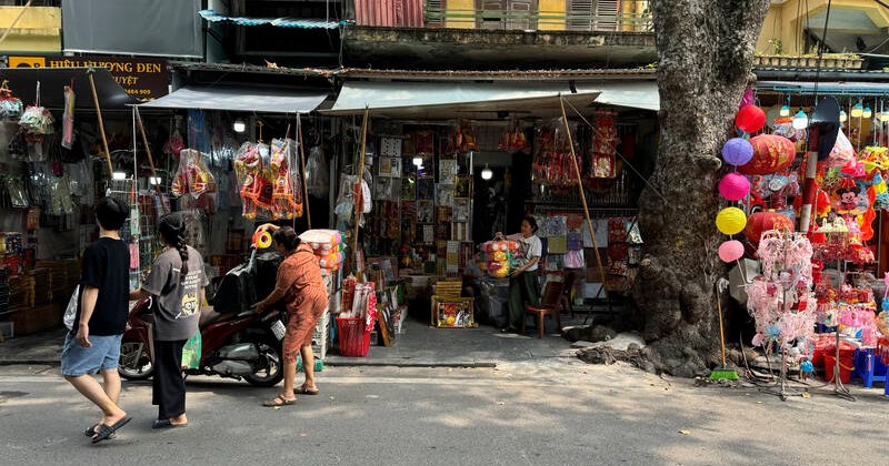 The capital of votive offerings is deserted on the 15th day of the 7th lunar month.