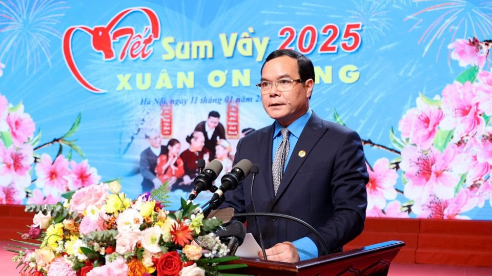 Le président de la Confédération générale du travail du Vietnam, Nguyen Dinh Khang, a pris la parole lors du programme. Photo : Comité d'organisation