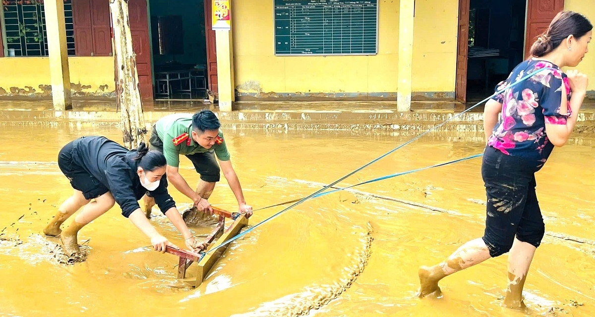 Trường học ngập trong bùn, hàng trăm học sinh chưa thể đến lớp