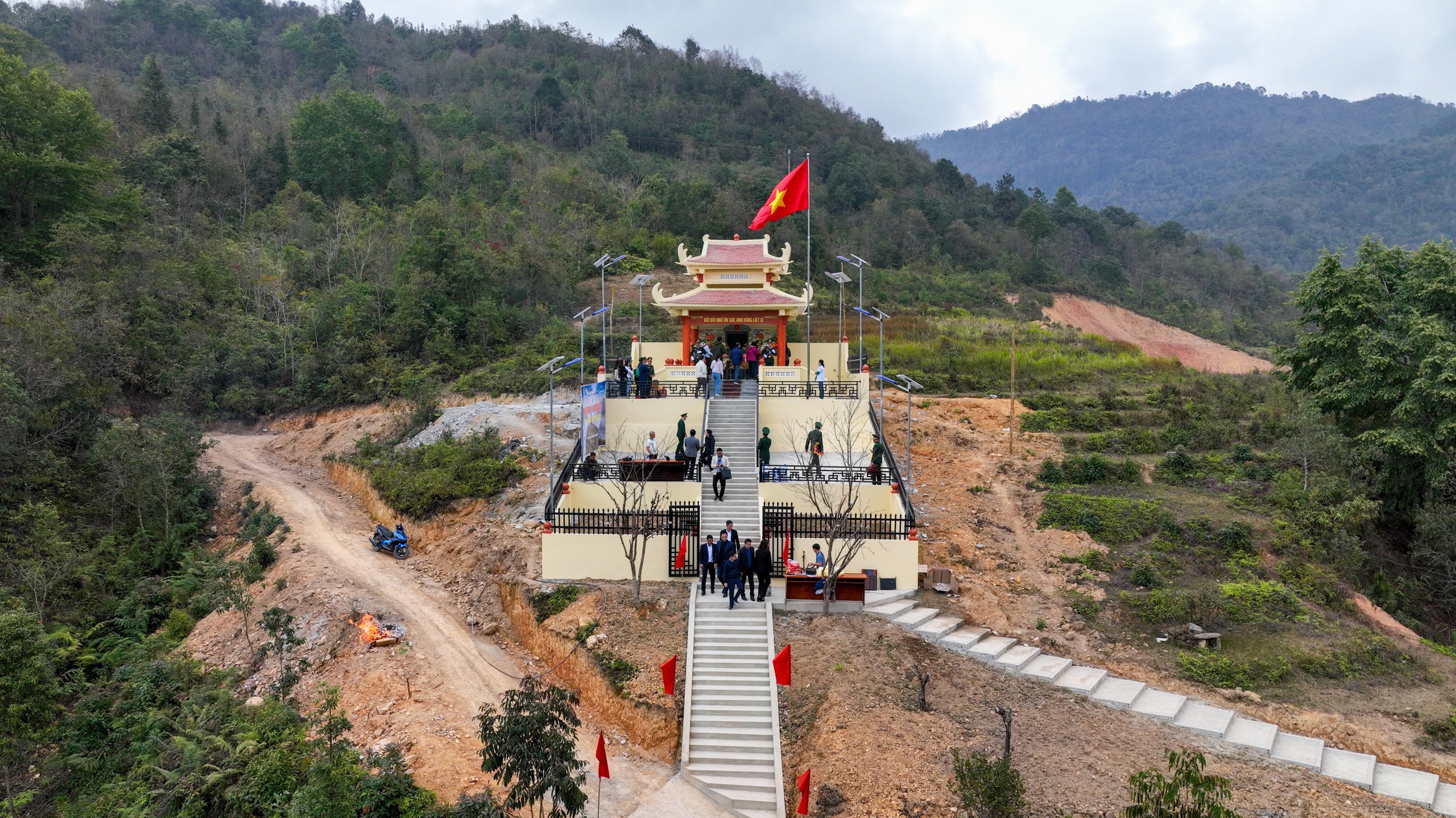 Xúc động giây phút khánh thành Nhà bia ghi danh 33 liệt sĩ Đồng Văn- Ảnh 6.