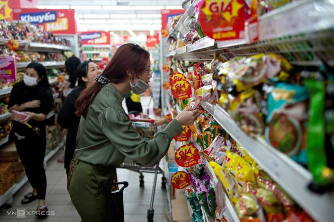 People choose goods at a supermarket in Go Vap district, Ho Chi Minh City, June 2023. Photo: Thanh Tung