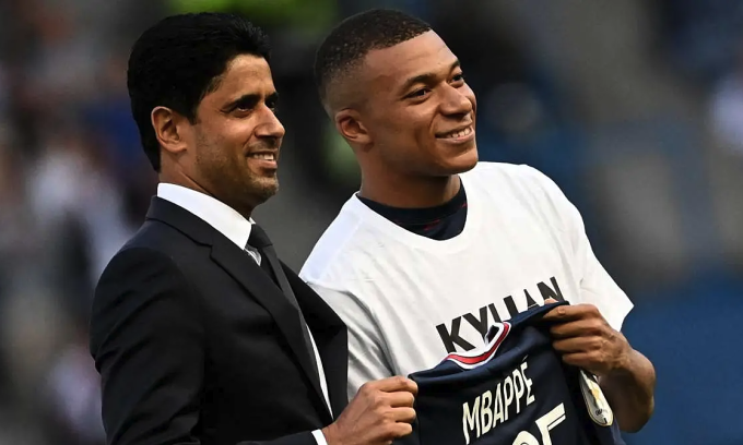 Mbappe និងប្រធាន PSG លោក Nasser Al-Khelaifi ក្នុងពិធីប្រកាសកុងត្រារបស់ខ្សែប្រយុទ្ធបារាំងរហូតដល់ឆ្នាំ 2024 នៅរដូវក្តៅឆ្នាំ 2022។ រូបថត៖ AFP